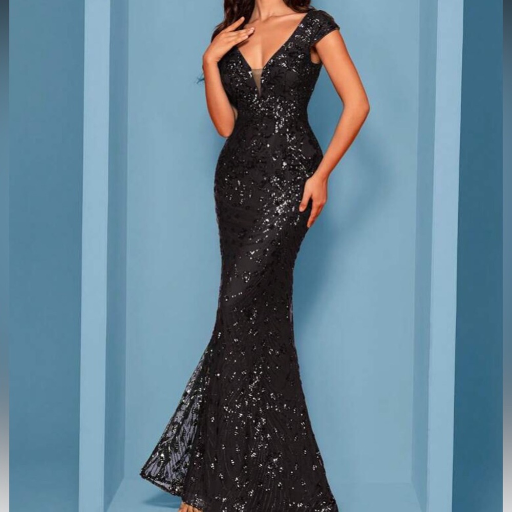 Elegant Black Sequin Evening Gown - Picture 4 of 6
